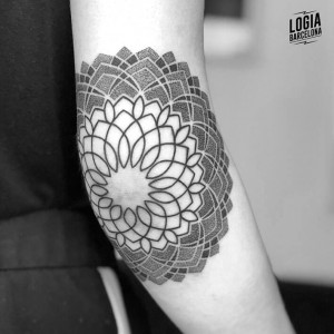 tatuaje-geometria-codo-ferran-torre-logia-barcelona 